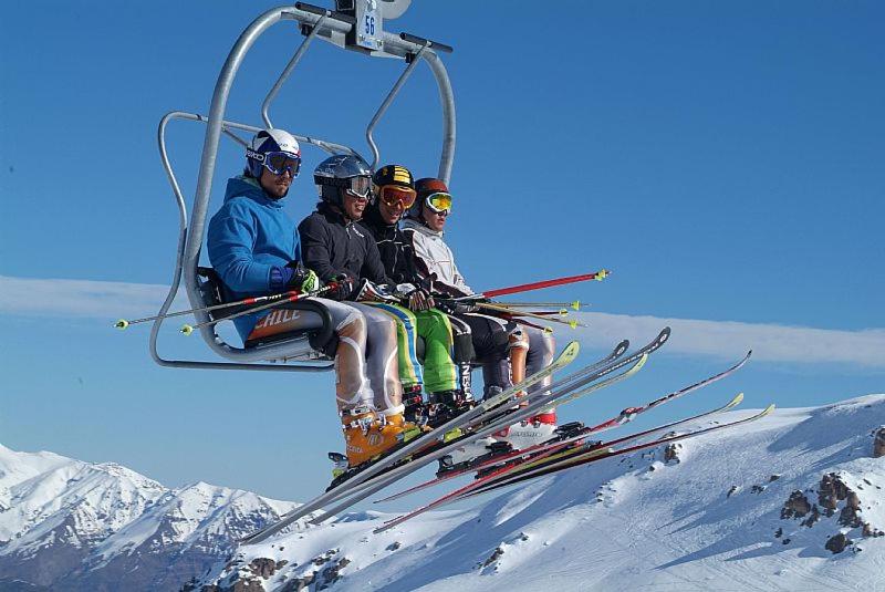 CuracavíCasa de campo Aires de Curacaví的一群坐在滑雪缆车上的人