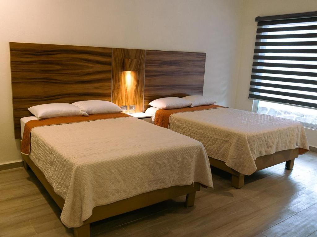Isla AguadaHOTEL ISLA的一间客房内配有两张床的房间