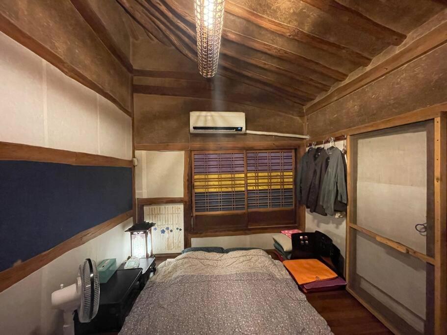 Mizuno Sang's Tree House的一间卧室,卧室内配有一张大床