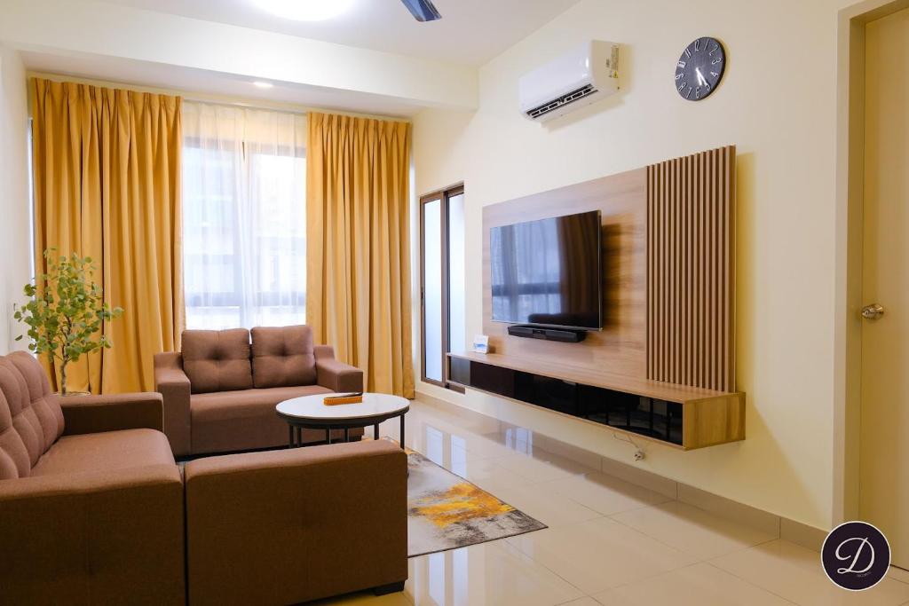 TranquerahCOZY Bali Residence Apartment NEARBY KLEBANG BEACH的带沙发和平面电视的客厅