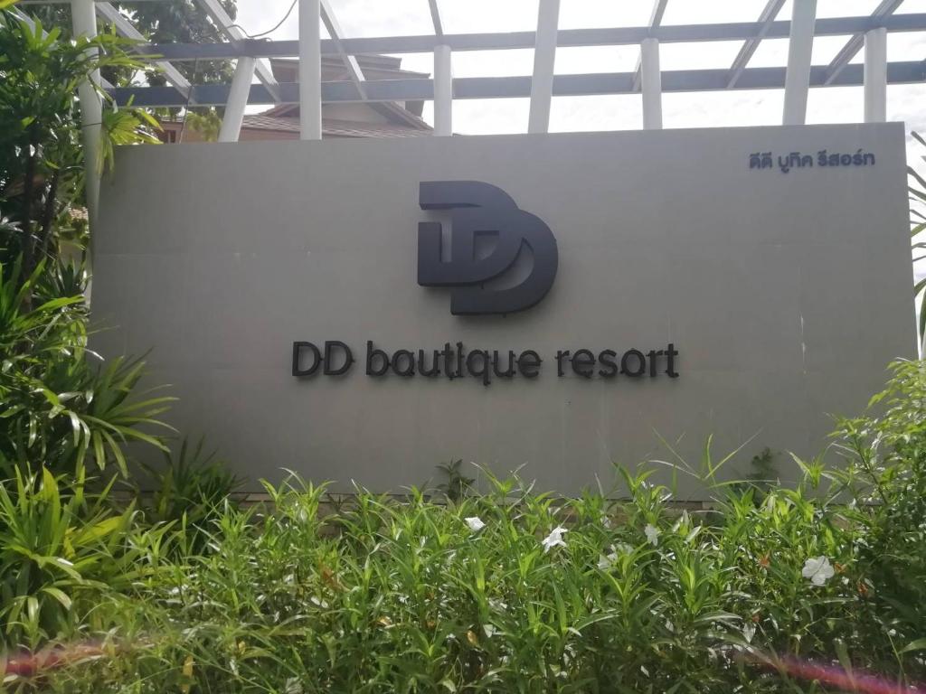 Ban Wat PaDD Boutique Resort的ddb大道度假村的标志