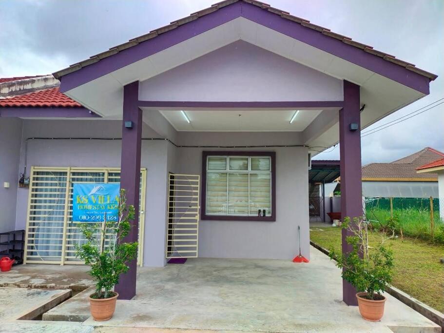 Kampong PeruntunKS Villa Homestay KKB的紫色屋顶的小房子
