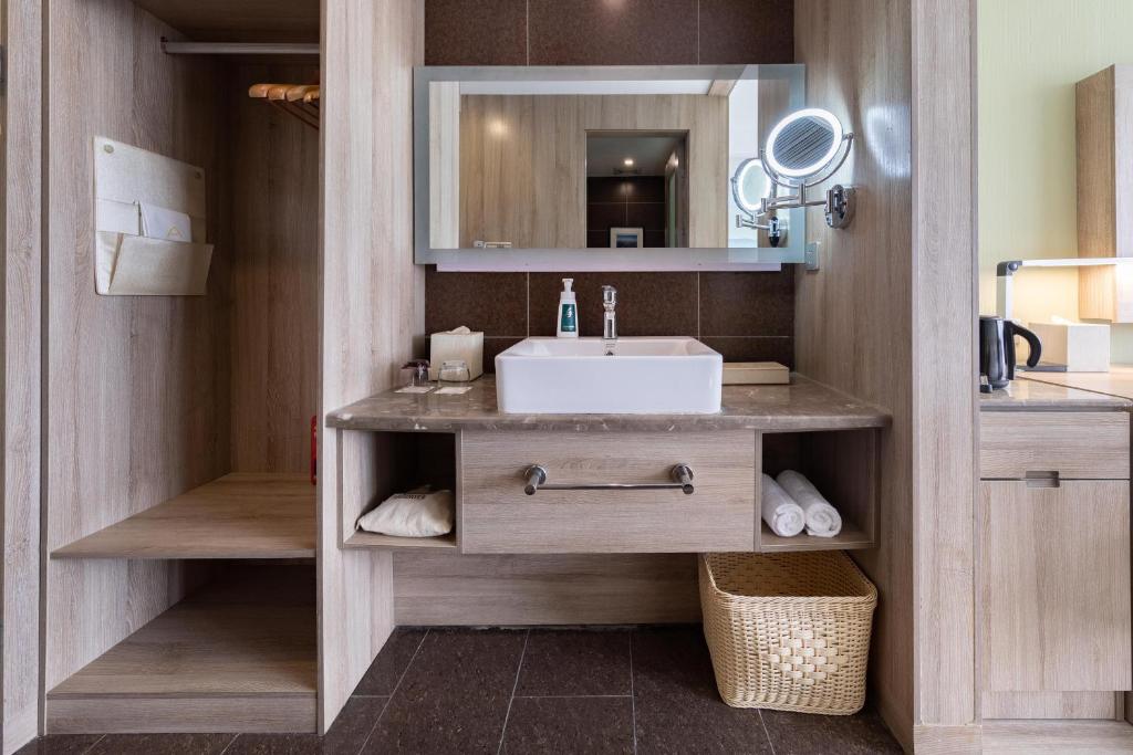 济南济南高新万达广场天辰路亚朵酒店的一间带水槽和镜子的浴室