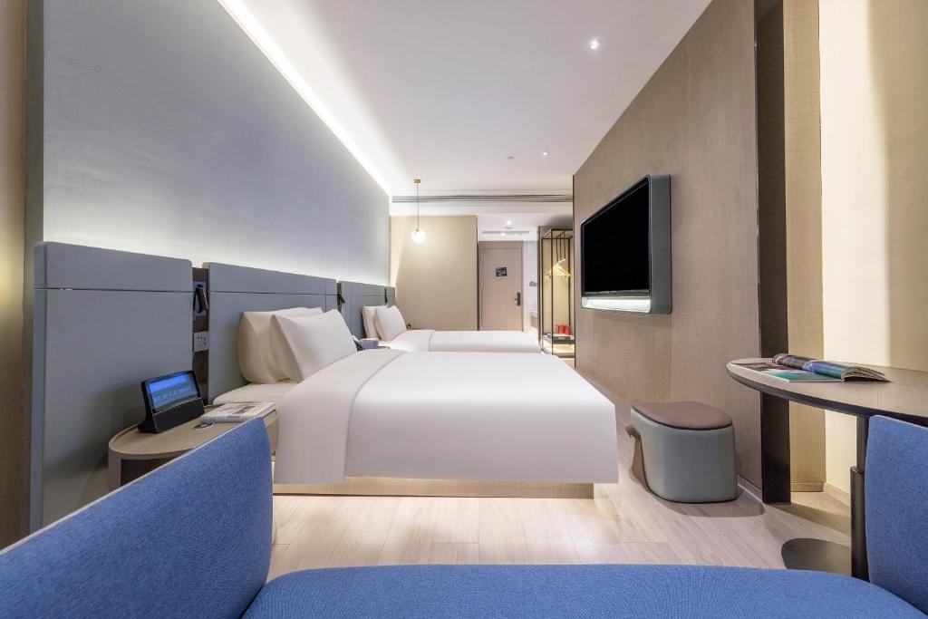 天津天津滨江道恒隆广场亚朵S酒店的酒店客房设有一张大床和一台电视机。