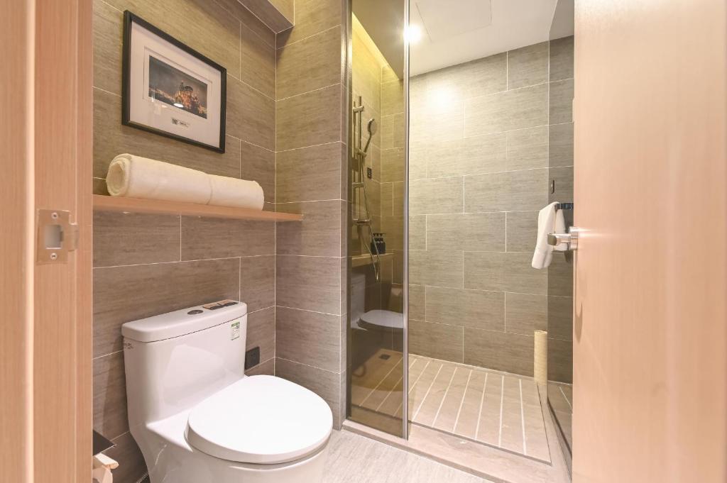 北京北京朝阳路大悦城亚朵酒店的一间带卫生间和淋浴的浴室