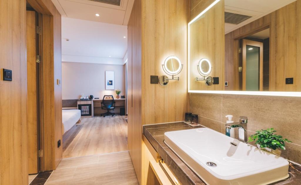 上海上海新国际博览中心磁悬浮站亚朵酒店的一间带水槽和镜子的浴室