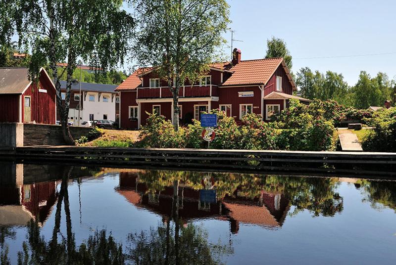 本茨福什Hotell Hemgården的水边的房子