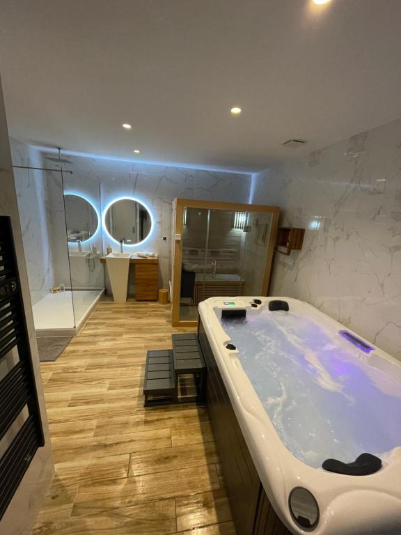 瓦隆蓬达克Luxury spa vallon的中间设有带浴缸的大浴室