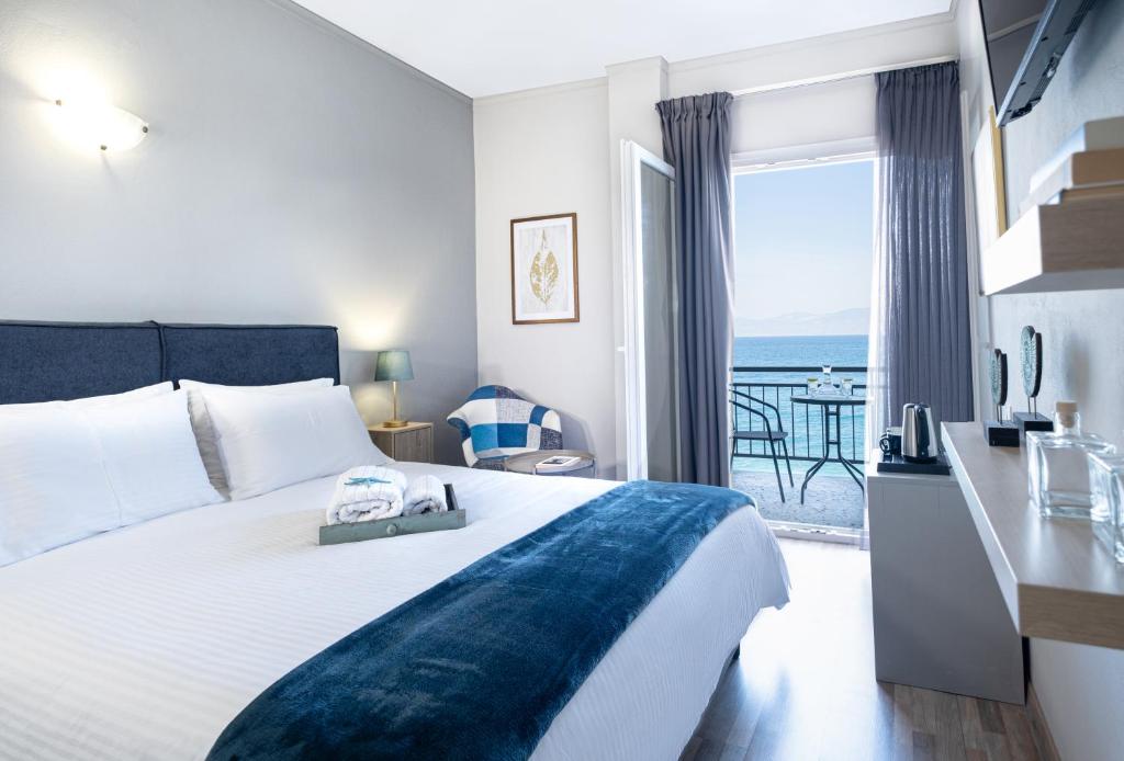 西洛卡特伦RIVIERA HOTEL的一间卧室设有一张床,享有海景