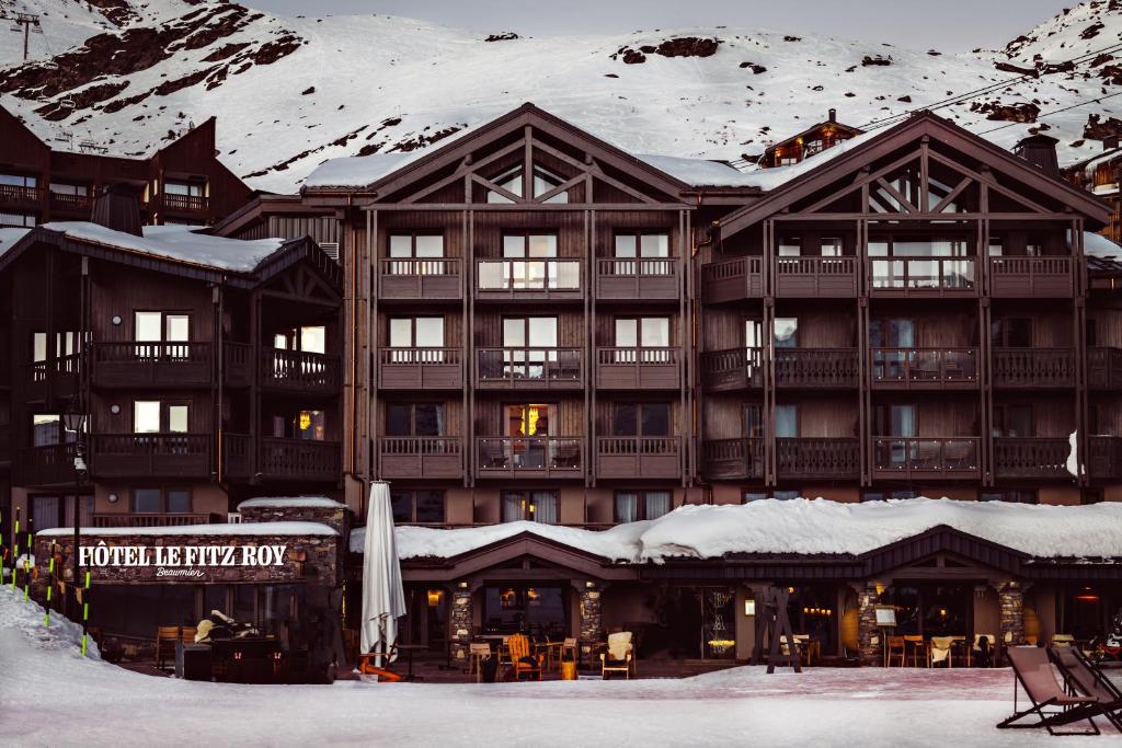 葱仁谷Le Fitz Roy, a Beaumier hotel的屋顶上积雪的大型滑雪小屋