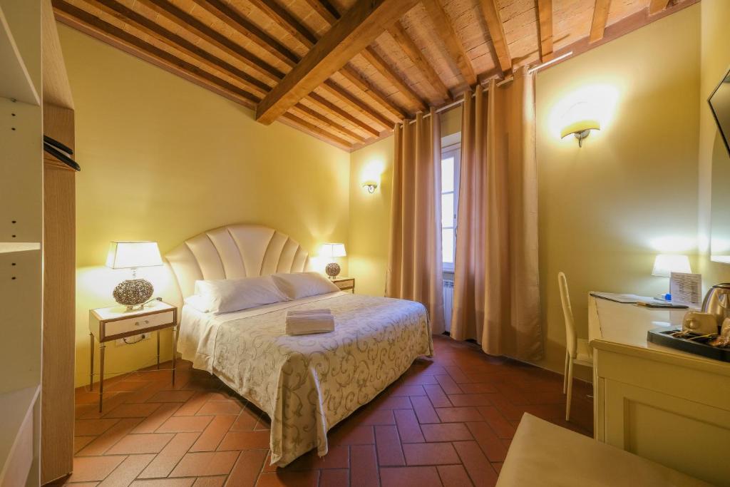 比萨San Tommaso的一间卧室设有一张床和一个窗口