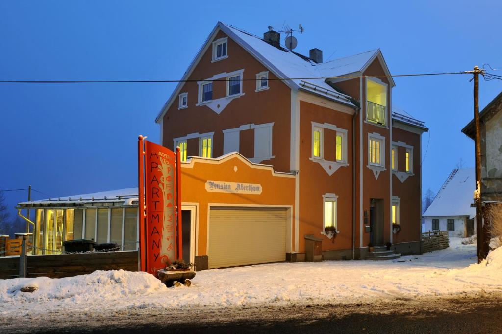 阿贝尔塔米Resort Abertham - apartment Vanessa的一座大房子,在雪地里设有一个车库