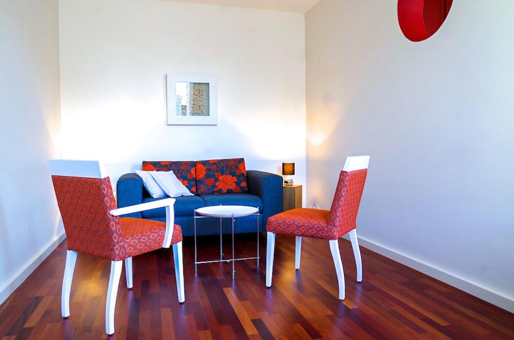 波尔多Sainte Catherine - Duplex 1 chambre的客厅配有蓝色的沙发和两把椅子
