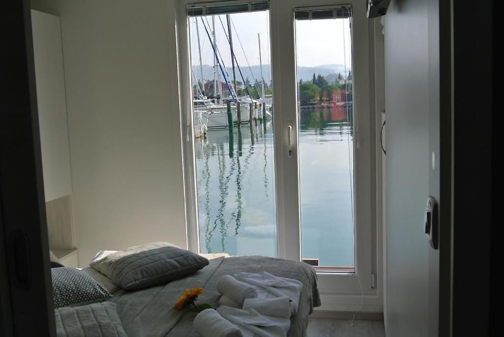 波尔托罗Stella blue Floating House Portorož的一间卧室配有一张床,享有水景
