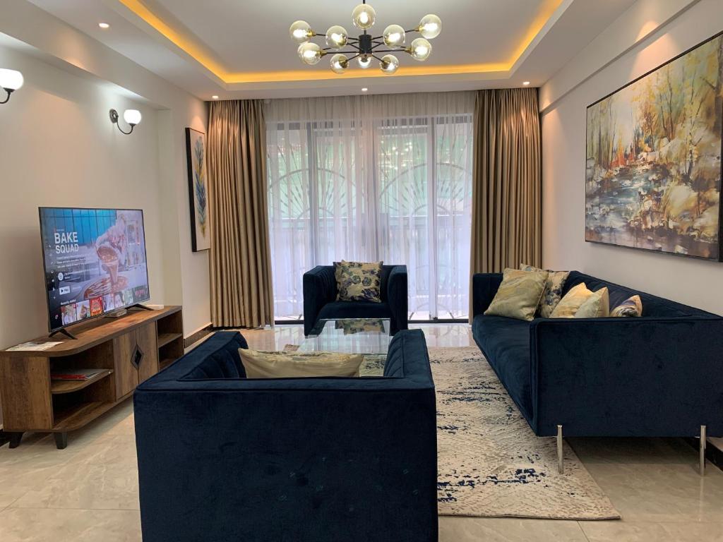 内罗毕Diamond Luxury Suite by Diamond Homes的客厅配有2张蓝色沙发和1台电视