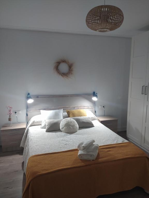NarvarteApartamento Beretaberri的一间卧室配有一张大床和两条毛巾