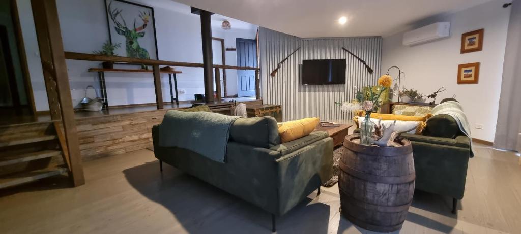 RawsonWally's Edge 20acre Farm Stay的客厅配有两张沙发和一台电视机