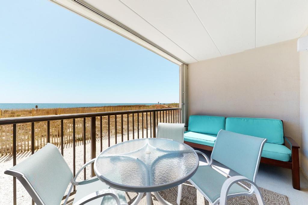 大洋城Sandpiper Dunes 105的一个带桌椅的海景阳台