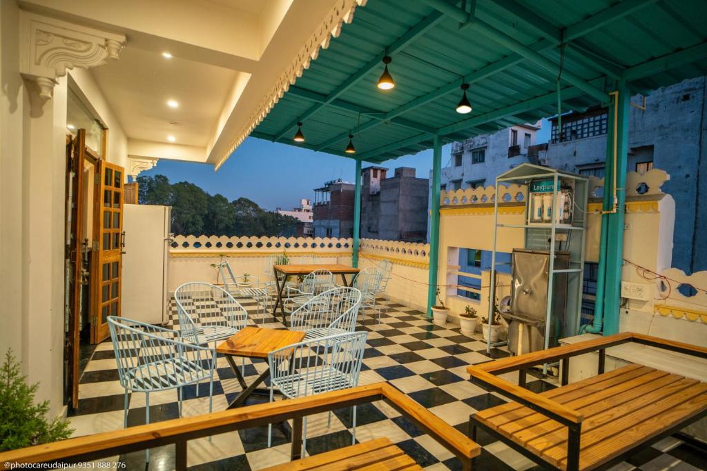乌代浦Ostel By Orion Hotels -Udaipur的屋顶阳台配有桌椅