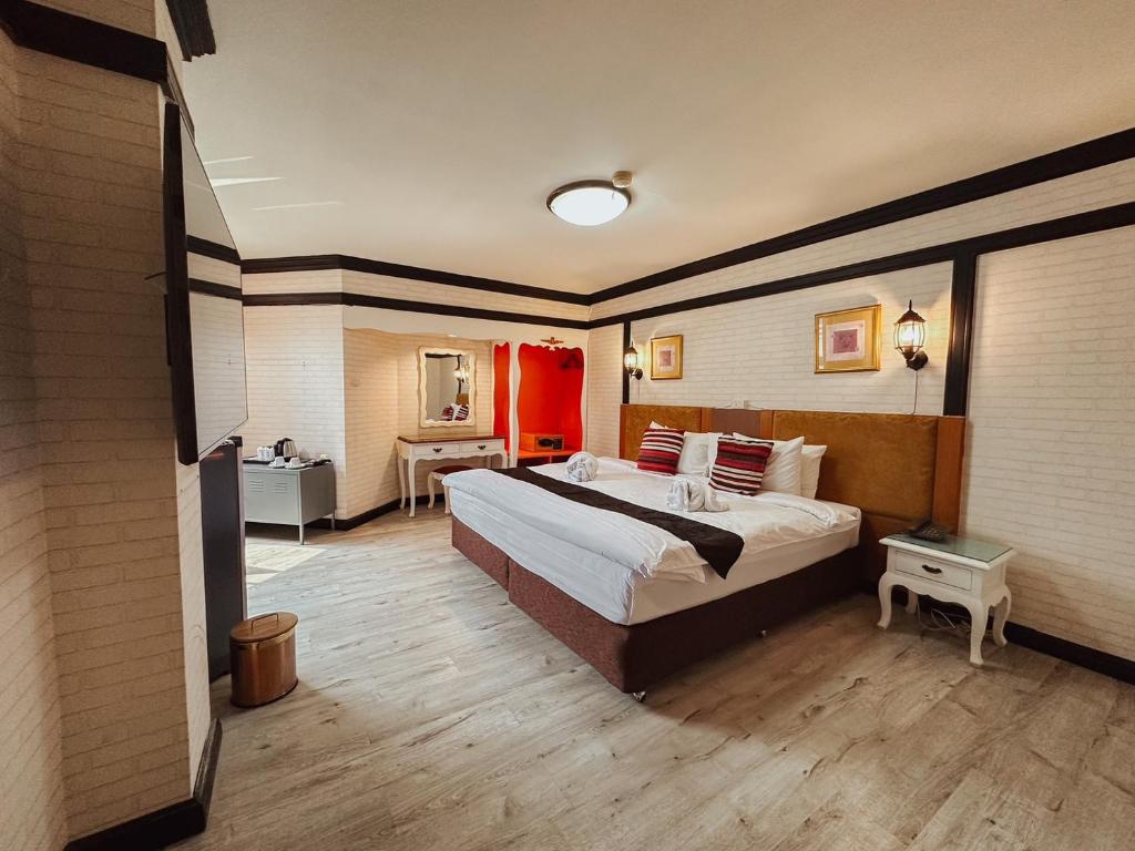 清迈Hotel De Khuvieng的一间卧室,卧室内配有一张大床
