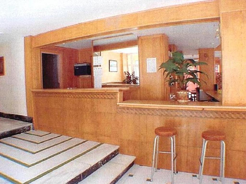 贝尼多姆艾瑞斯酒店的酒吧设有两张凳子和一面镜子
