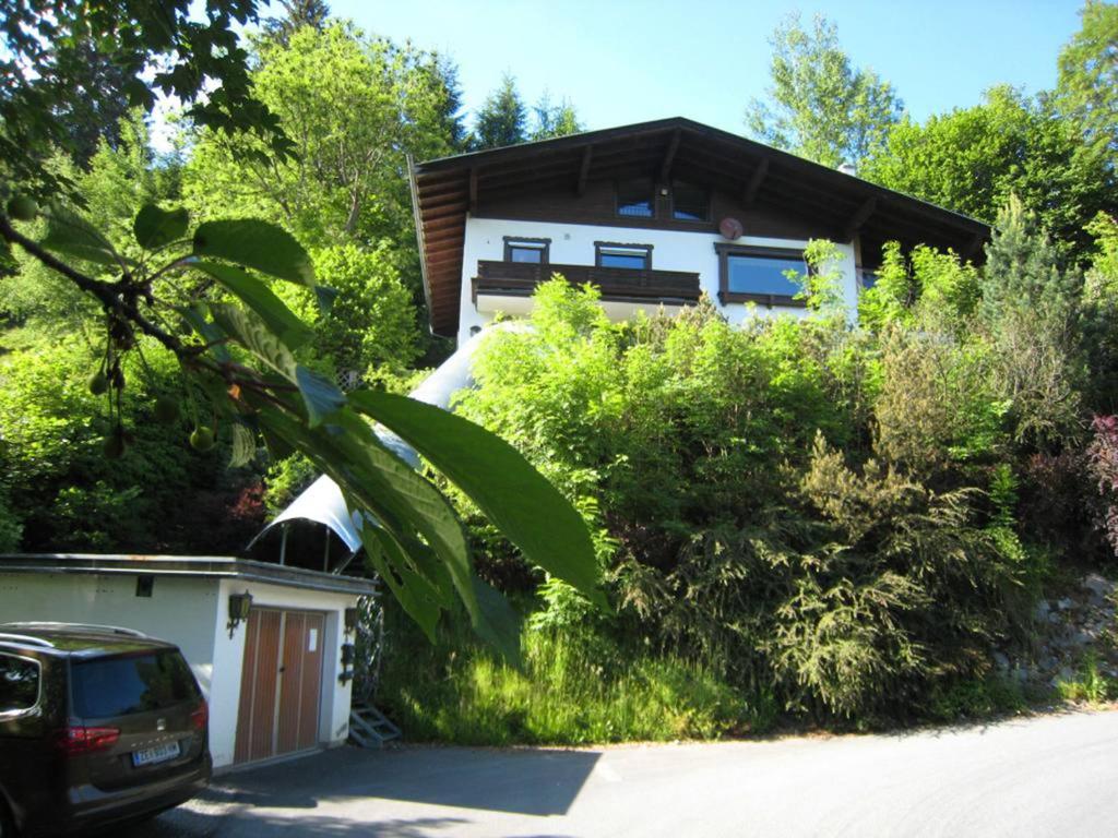 滨湖采尔Chalet Lake View - Pinzgau Holidays的前面有停车位的房子