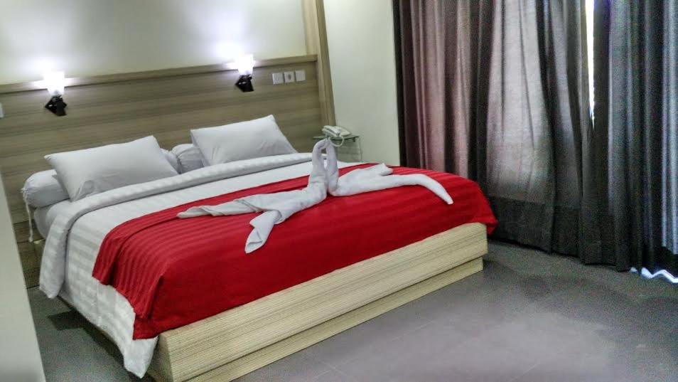 MAXI HOTEL KEDONGANAN客房内的一张或多张床位