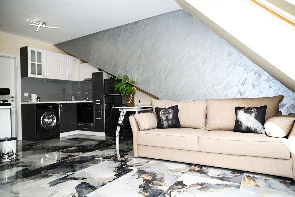 鲁塞БИСЕР 2023的带沙发的客厅和厨房