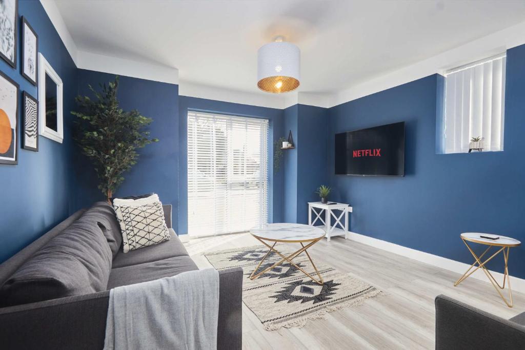 利兹Homebird Property - Ash Tree House的客厅拥有蓝色的墙壁和沙发