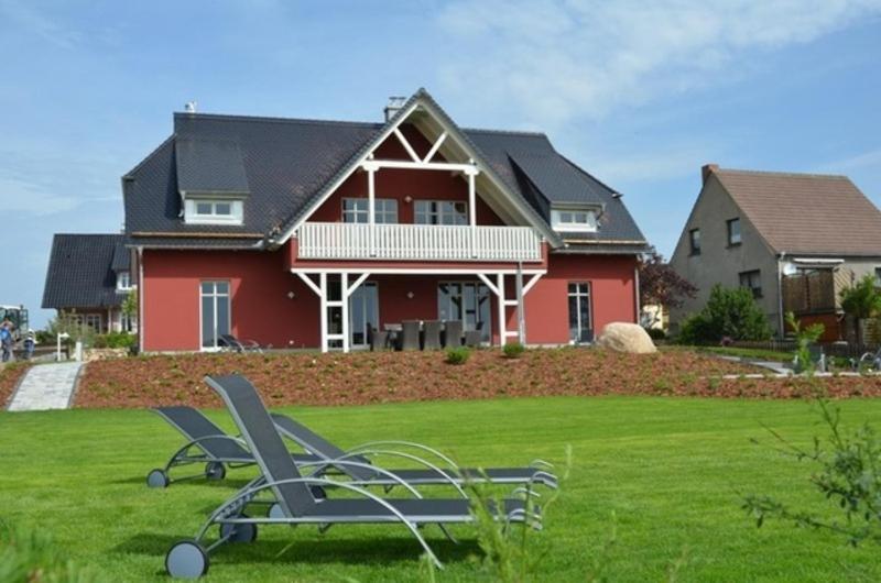 奥特里德维茨Landhaus Hagenblick - Apt. 02的前面有两把草坪椅的房子