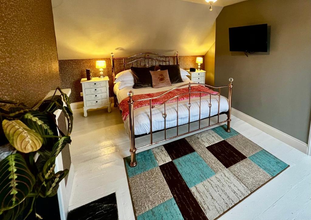 戈灵曼斯菲尔德的磨坊主酒店的卧室配有一张床,墙上配有电视。