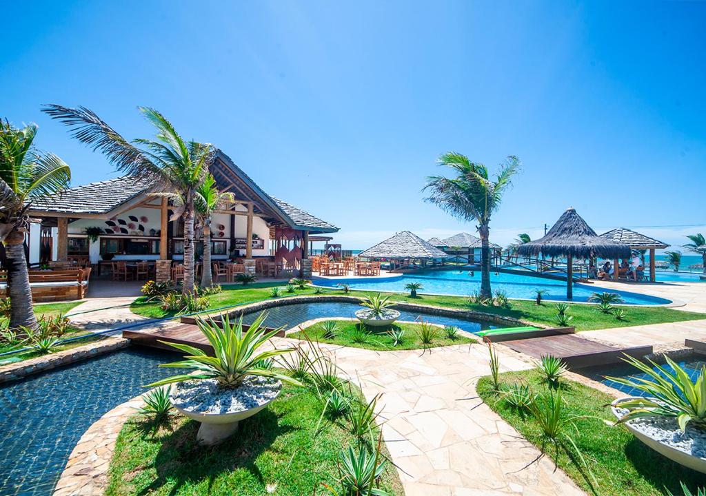 特赖里The Coral Beach Resort by Atlantica的一个带游泳池和棕榈树的度假村