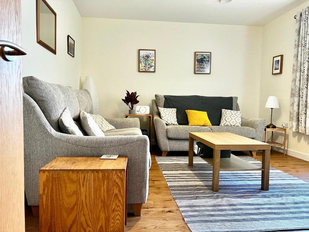 奥克尼Central Spacious 2 Bed 2 Bath, Free WiFi & Parking, Park View的客厅配有两张沙发和一张咖啡桌