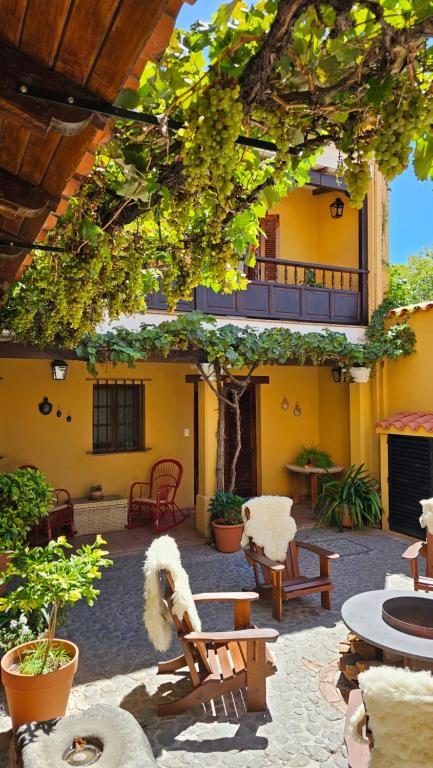 卡法亚特比库尼亚葡萄酒别墅精品酒店的一座带桌椅的庭院和一座建筑