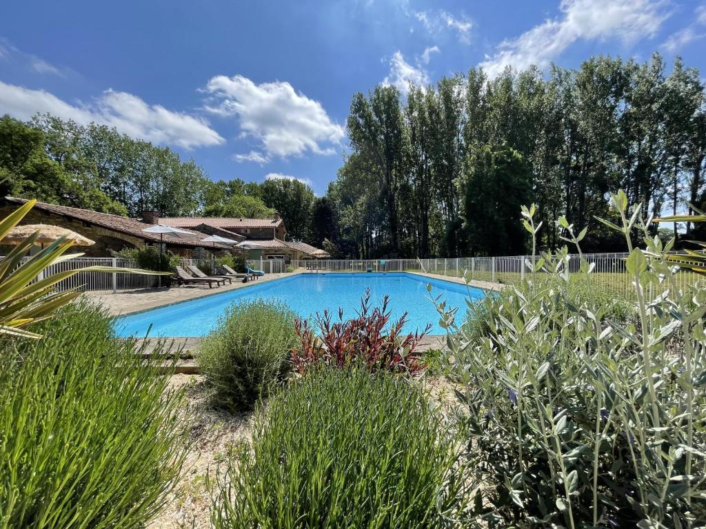 La JaudonnièreEcho d'Eau Host & Coach的花园内的游泳池