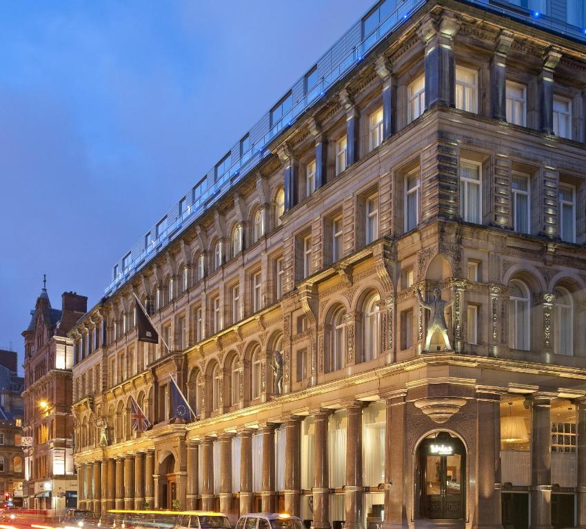 利物浦经典英国哈德戴斯夜间酒店的城市街道上的一个大型建筑