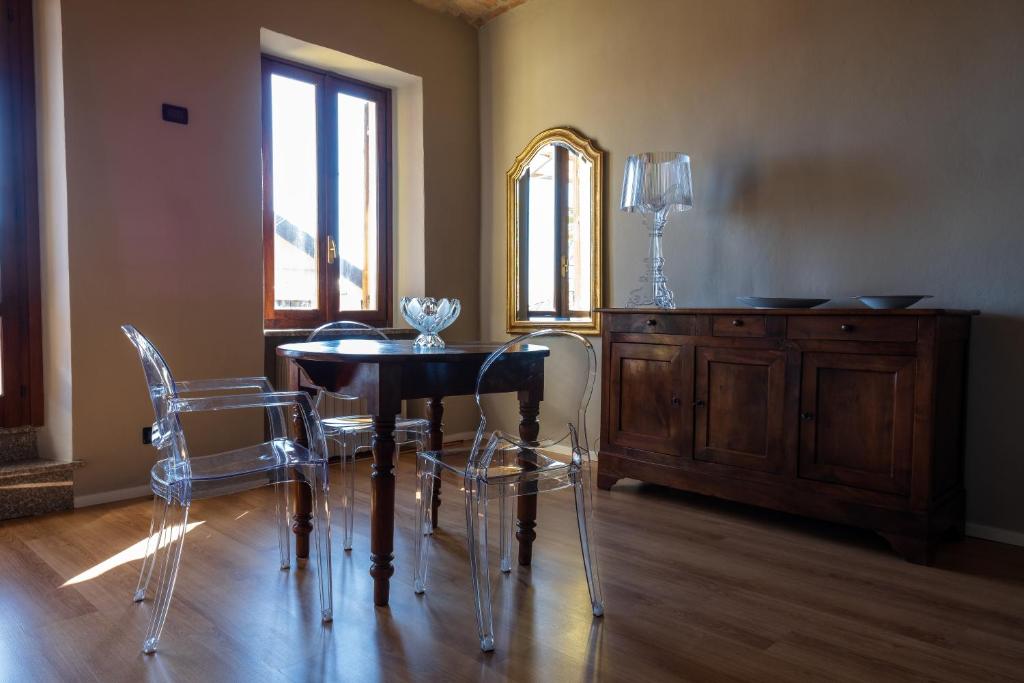 卡斯塔诺兰泽Alla Torre - nel cuore del Borgo storico的一间带桌椅和镜子的用餐室