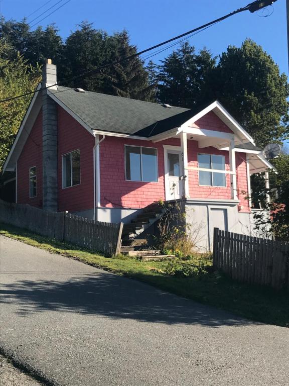 Alert BayAlert Bay Sweet Home的前面有栅栏的红色房子