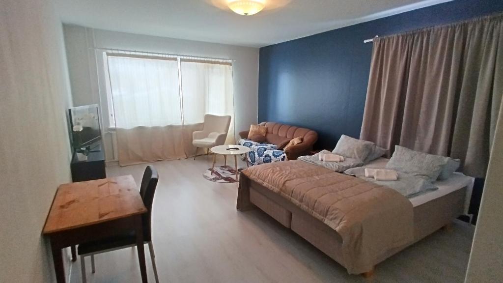 劳马Rauma City Apartments的客厅配有床和桌子