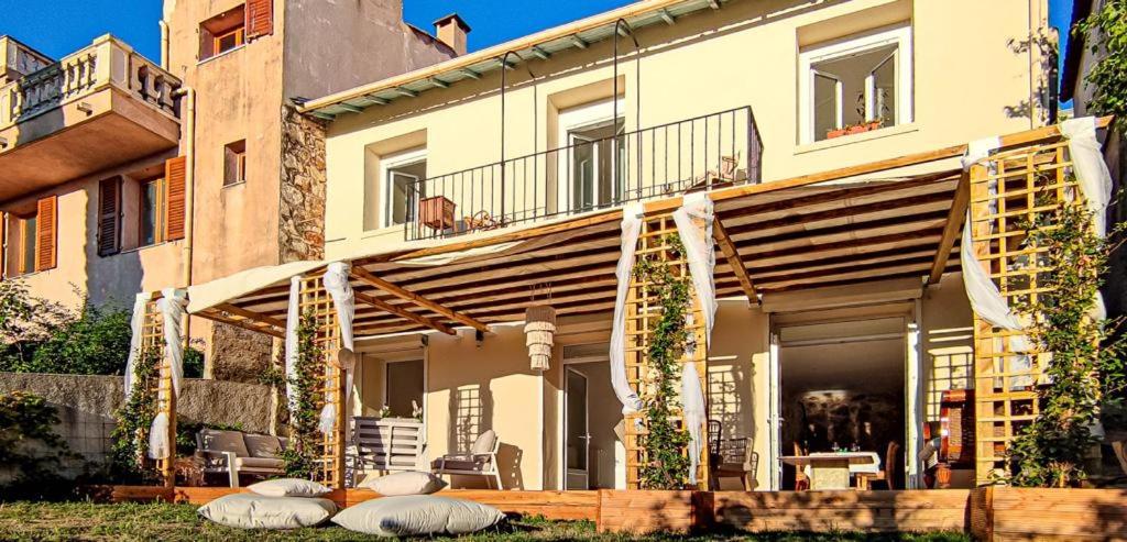拉蒂尔比耶Villa Palmire, large terrace with jacuzzi available的房屋的一侧设有大甲板
