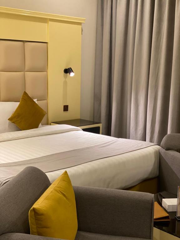 艾卜哈Samaa Eva Resort的酒店客房,设有两张床和一张沙发