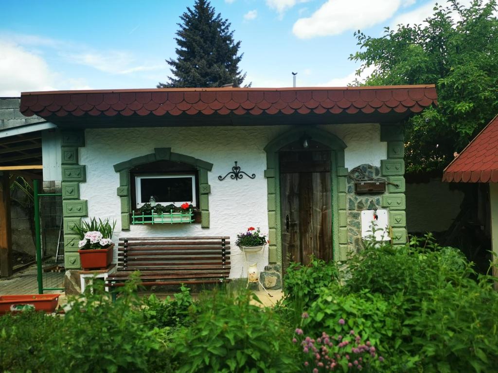 波切尼斯Perníková chalúpka的一个小房子,设有门廊和窗户