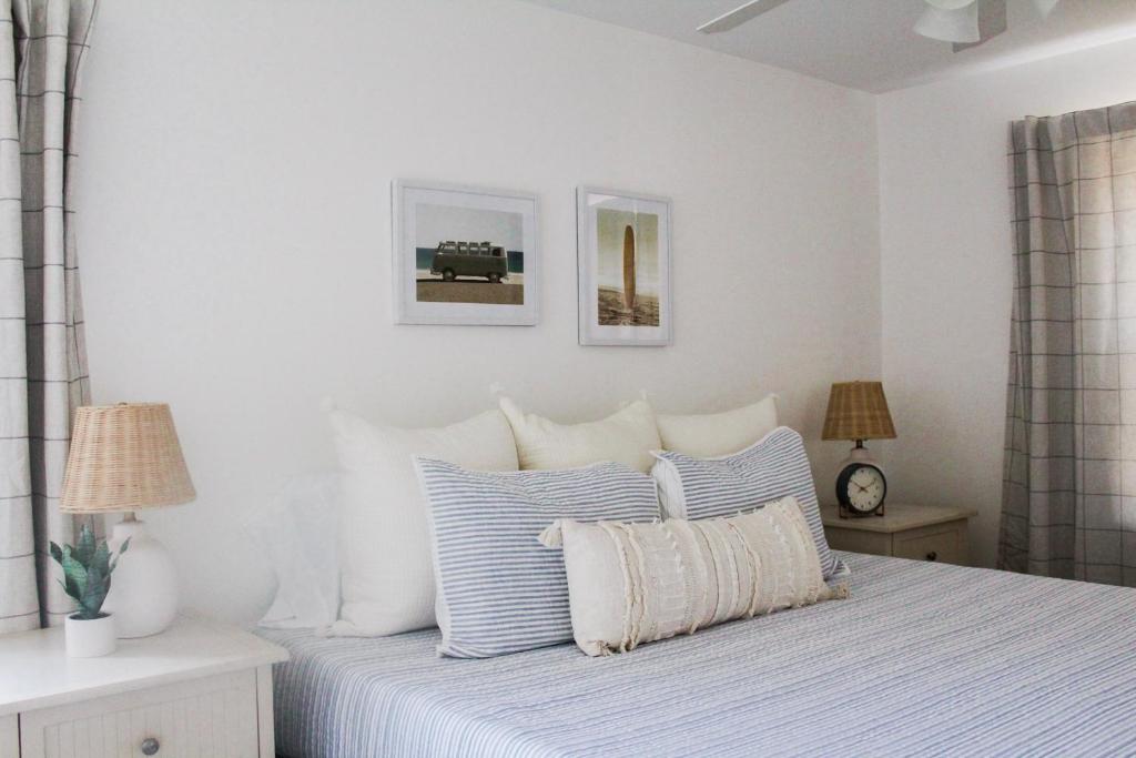 默特尔比奇9 Palms的一间卧室配有一张带蓝色和白色枕头的床