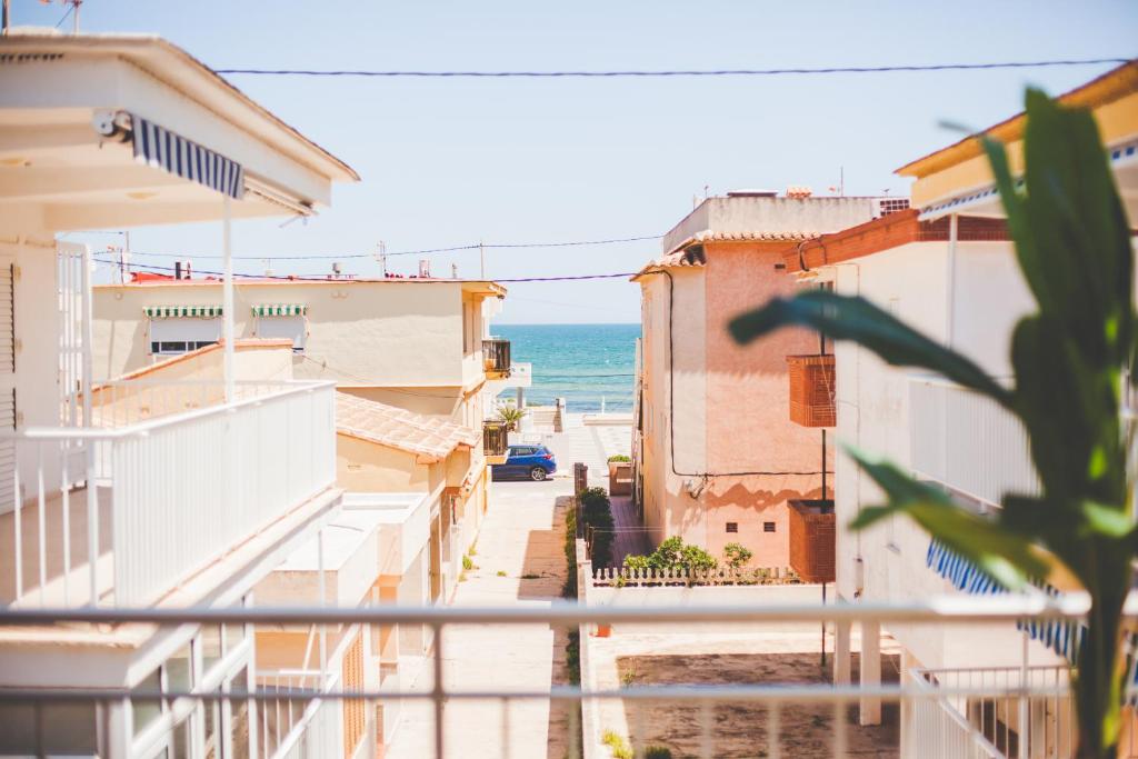 奥利瓦Apartamento con VISTAS AL MAR的阳台享有街道和大海的景致。