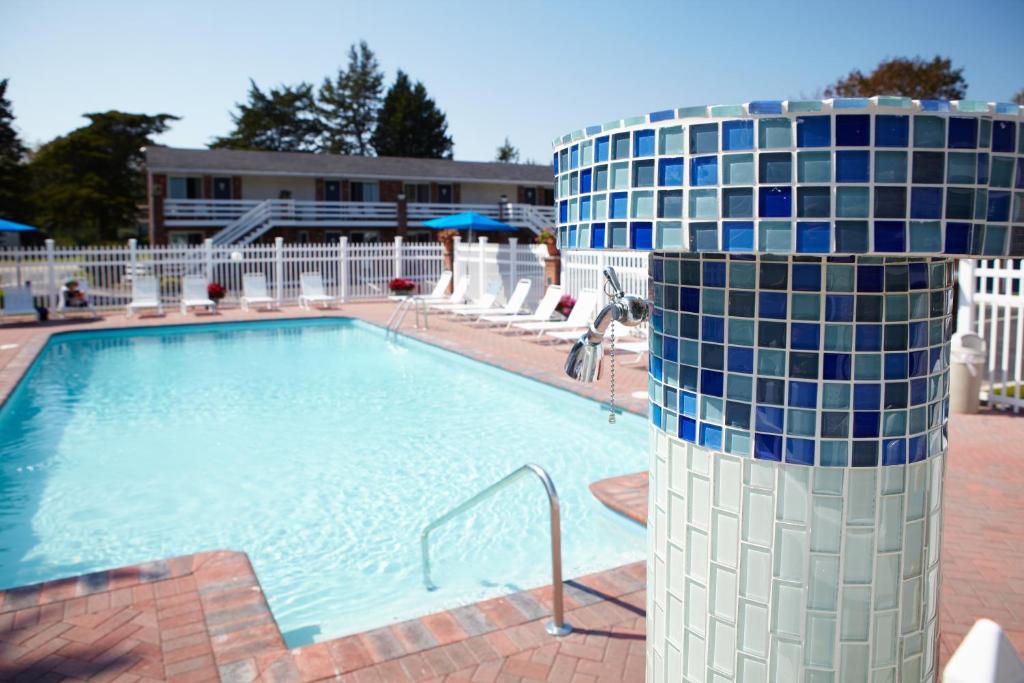 韦斯特利Breezeway Resort的一座大型游泳池,其建筑背景为: