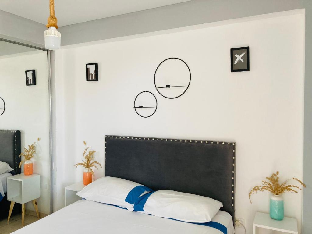 圣米格尔·德·图库玛Altos de Barrio Sur的卧室配有一张床铺,墙上有三个圆圈
