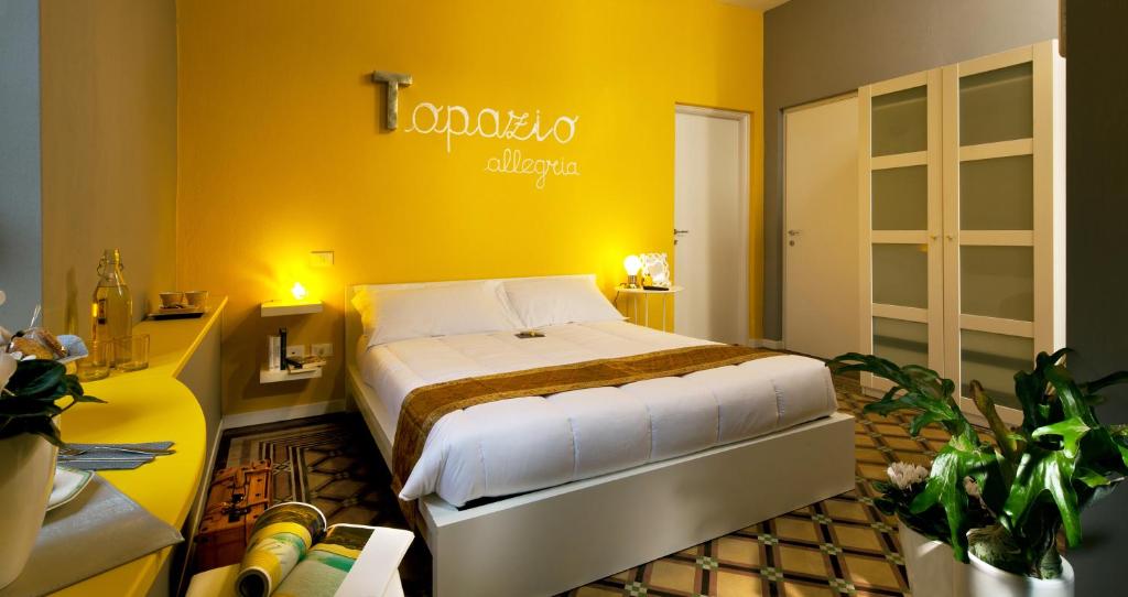 贝加莫吉欧住宿加早餐旅馆的一间卧室设有一张床和黄色的墙壁