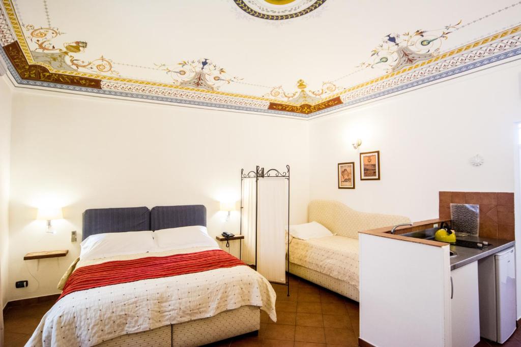锡拉库扎阿里特斯瓦坎兹住宿加早餐酒店的一间卧室配有一张床和一个水槽