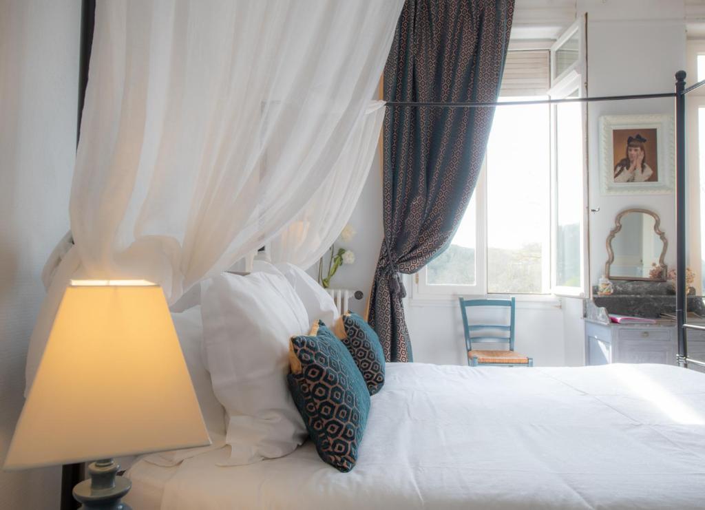 萨利耶德贝阿尔恩霍特比斯别墅的卧室配有白色床、灯和窗户
