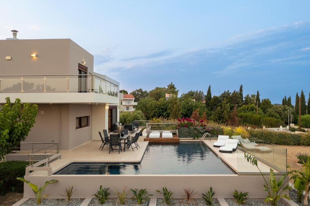 阿斯格罗Ethereum Villa的一座带游泳池和庭院的房子